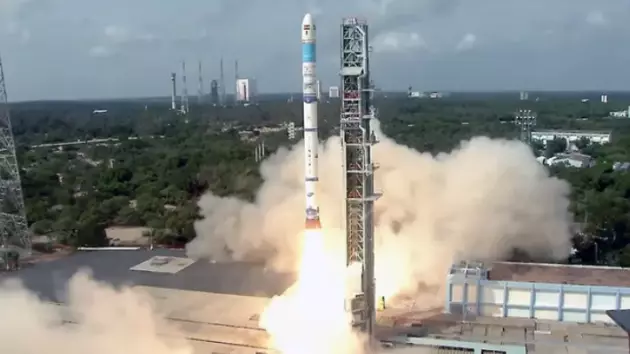 Hindistan Yer kürəsini müşahidə etmək üçün peyk buraxıb