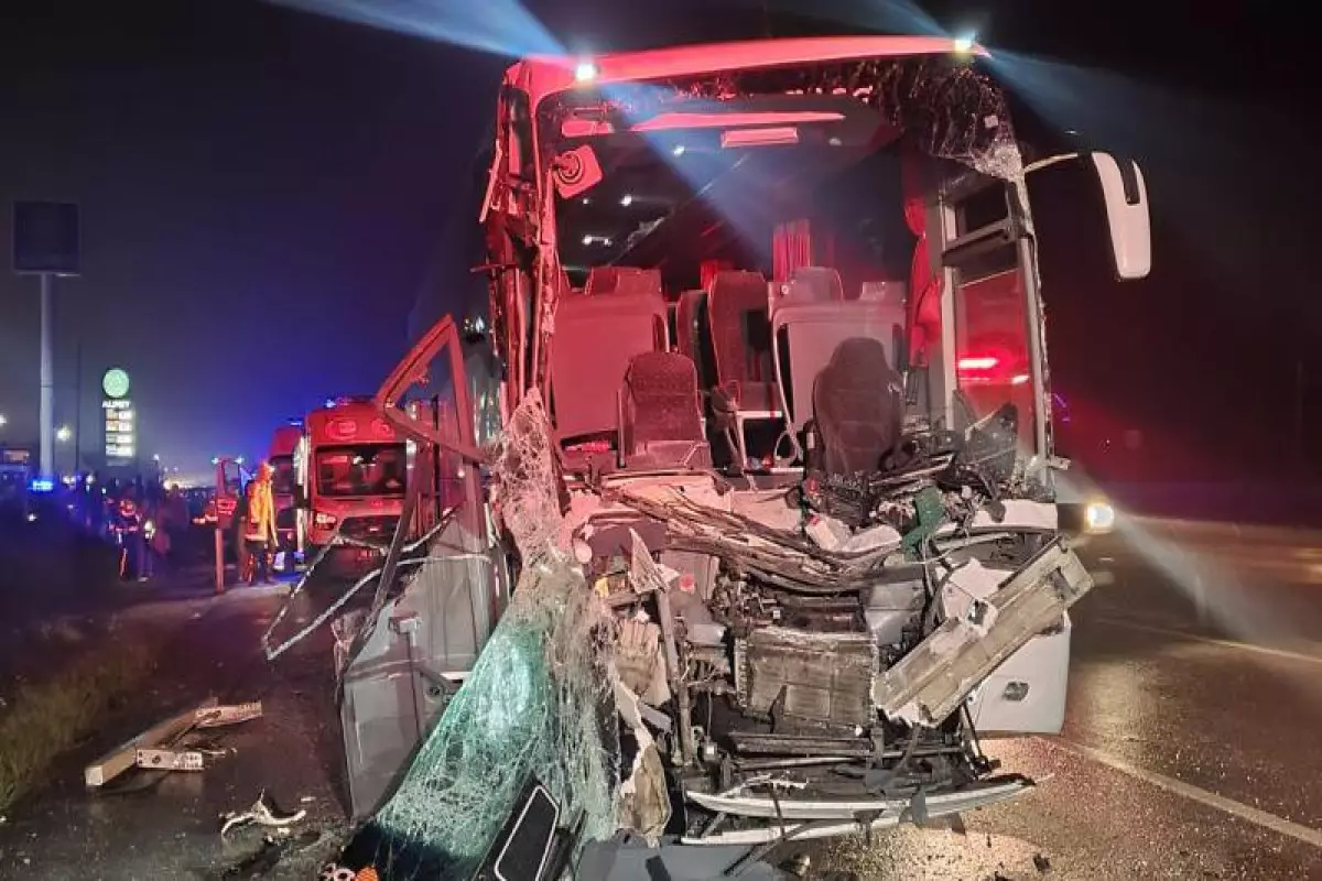 Türkiyədə avtobusla “TIR” toqquşub, yaralılar var