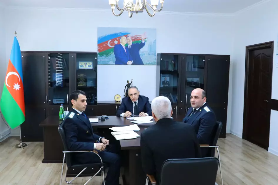 Baş prokuror Yevlaxda vətəndaşların müraciətlərini dinləyib