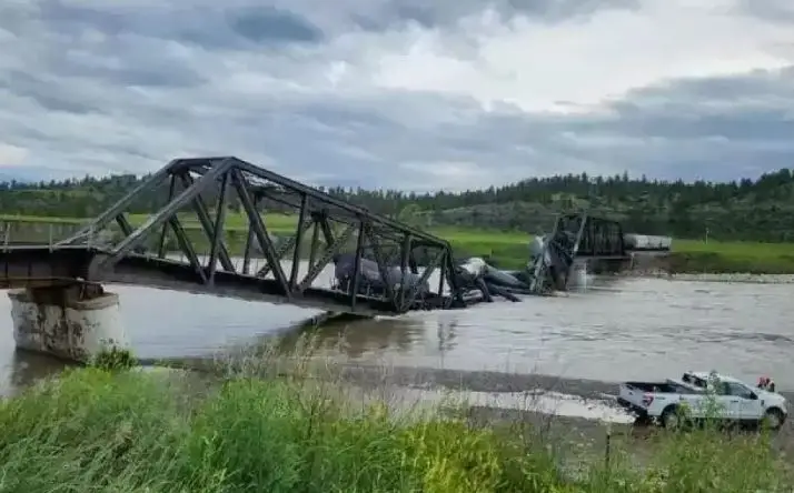 ABŞ-də təhlükəli maddə daşıyan qatar aşdı