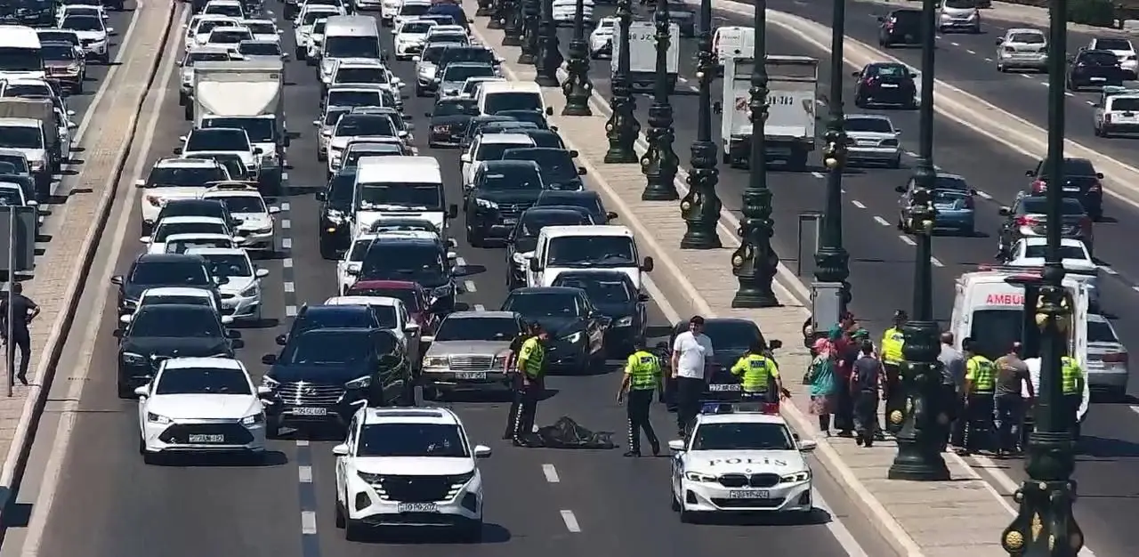 Heydər Əliyev prospektində maşın piyadanı vuraraq öldürüb - FOTO