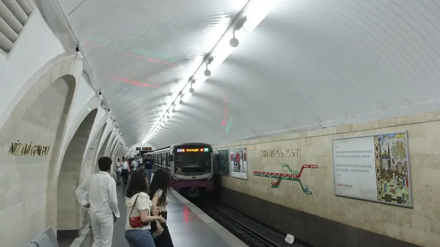 Bakıda sərnişin metronun stansiya yoluna düşüb - YENİLƏNİB