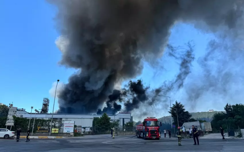 Türkiyədə zavodda başlayan yanğın söndürülüb - YENİLƏNİB