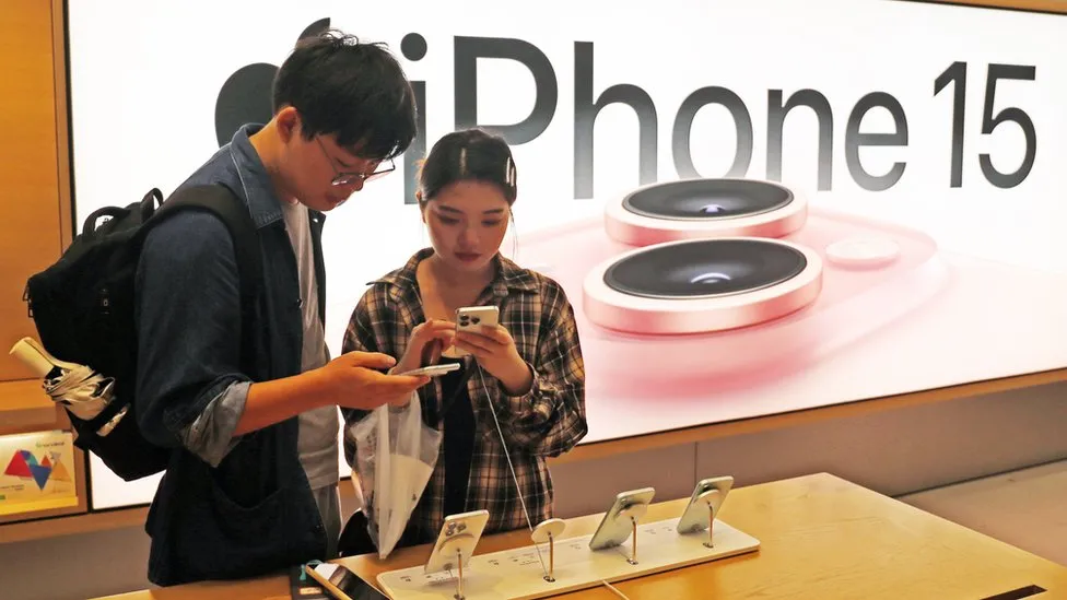 Çində "iPhone" satışları azalıb, "Huawei" isə artıb