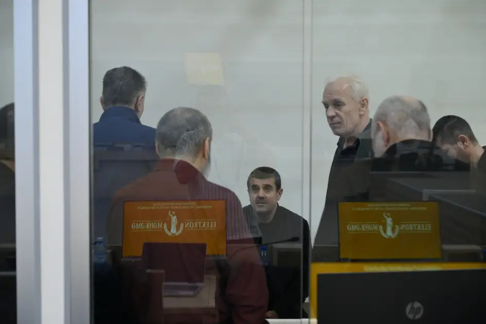 Əsrin məhkəməsi davam edir