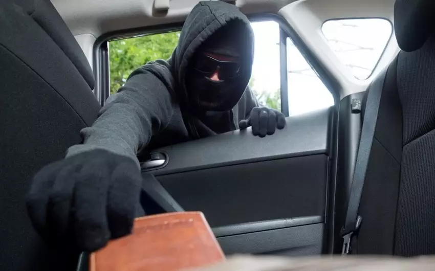 Bakıda avtomobildən 15 min avroya yaxın pul oğurlanıb