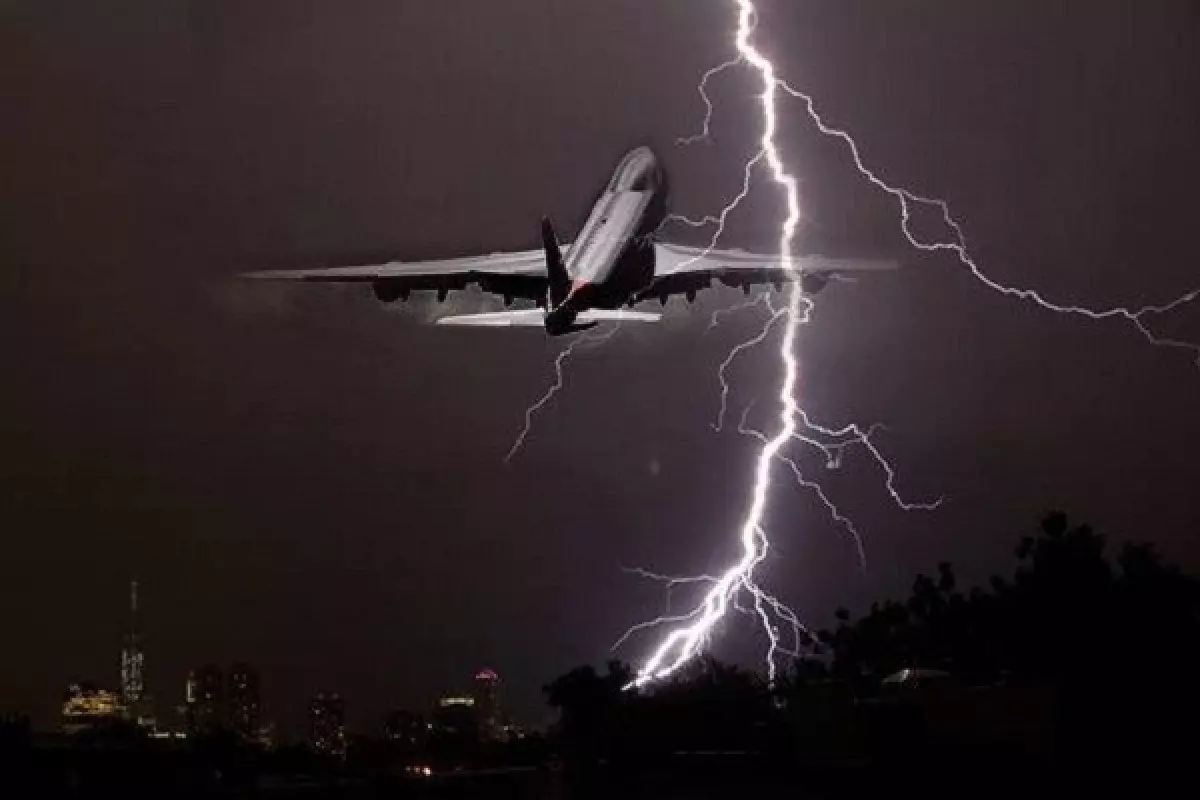 Türkiyədə futbolçuları daşıyan təyyarəni ildırım vurub