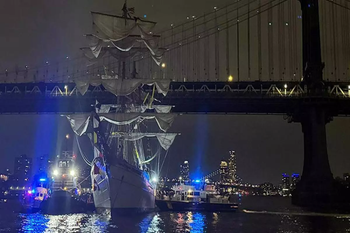 Meksika Hərbi Dəniz Qüvvələrinə məxsus gəmi Bruklin körpüsünə çırpılıb