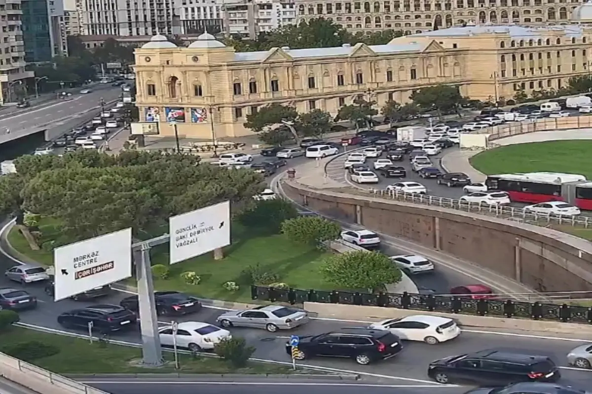 Bakıda 17 istiqamətdə nəqliyyatın sıxlığı yaranıb - SİYAHI