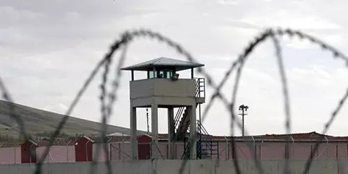 Bəzi cəzaçəkmə müəssisələrində normadan artıq şəxs saxlanılıb
