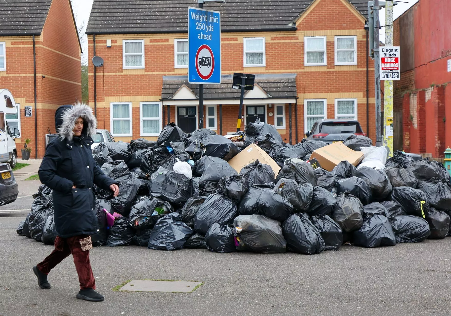 İngiltərədə 17 min ton tullantı küçələrə yığılıb