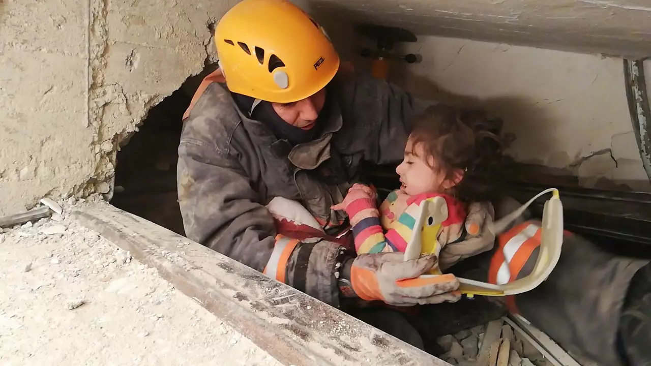 Zəlzələdə ailəsindən ayrı düşən 1808 uşaq valideynlərinə təhvil verilib