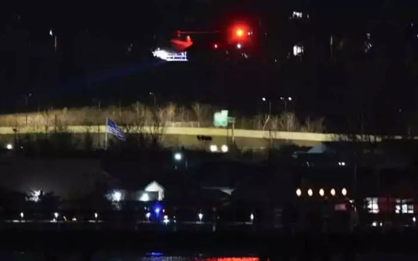 Vaşinqton səmasında təyyarə helikopterlə toqquşduqdan sonra iki yerə parçalanıb