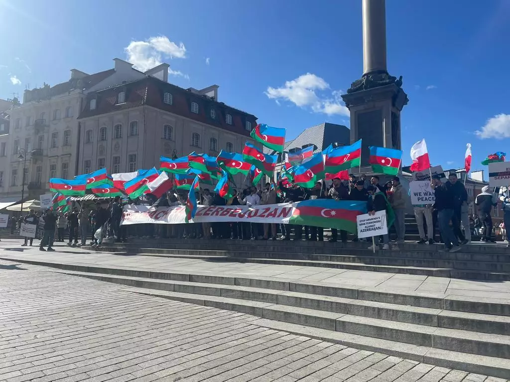 Varşavada azərbaycanlılar Ermənistanın mina terroruna etiraz edir