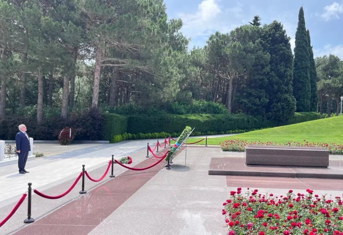 Prime Minister Ali Asadov visits grave of Heydar Aliyev