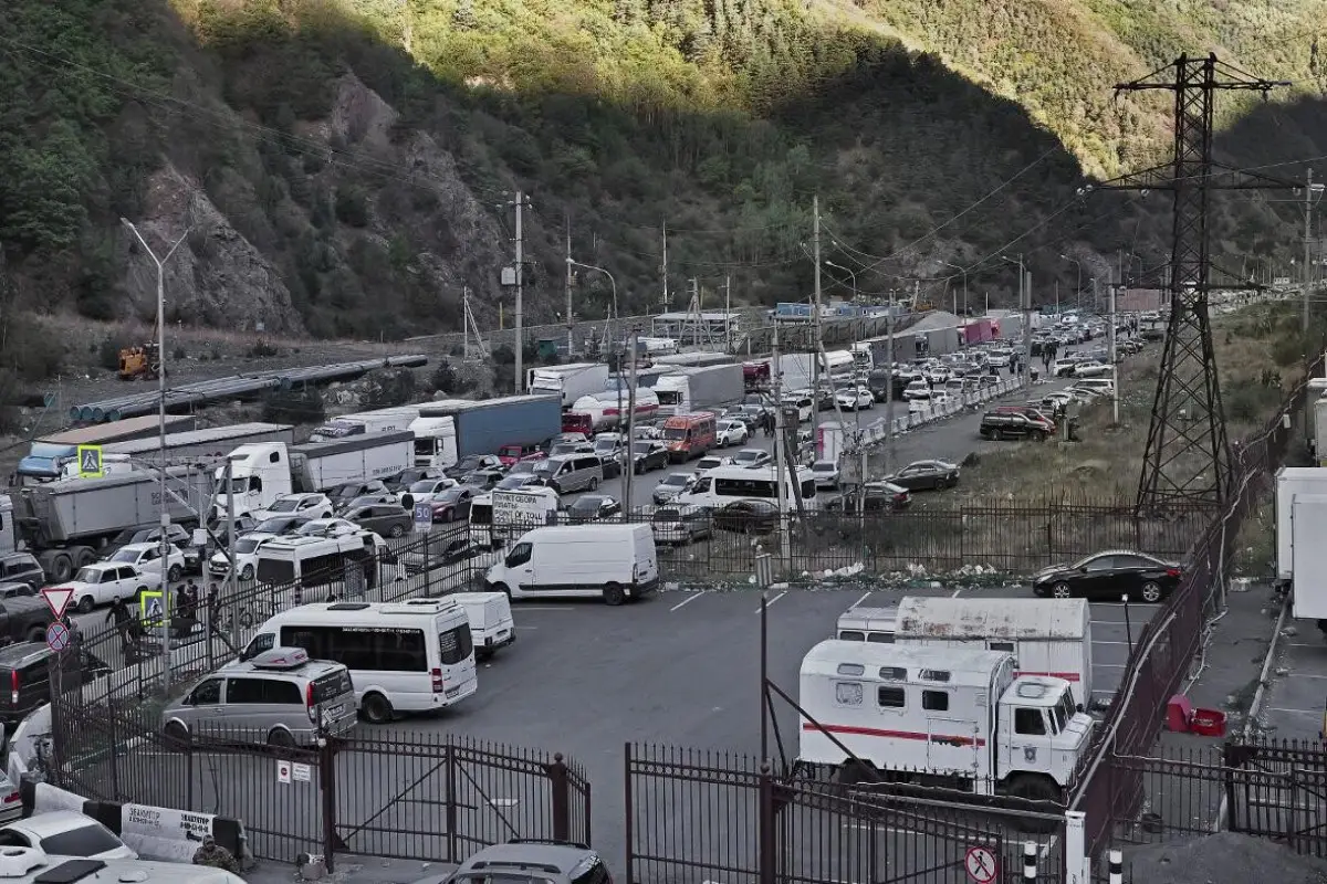 Ermənistanın 600-dən çox yük maşını Gürcüstan-Rusiya sərhədində gözləyir