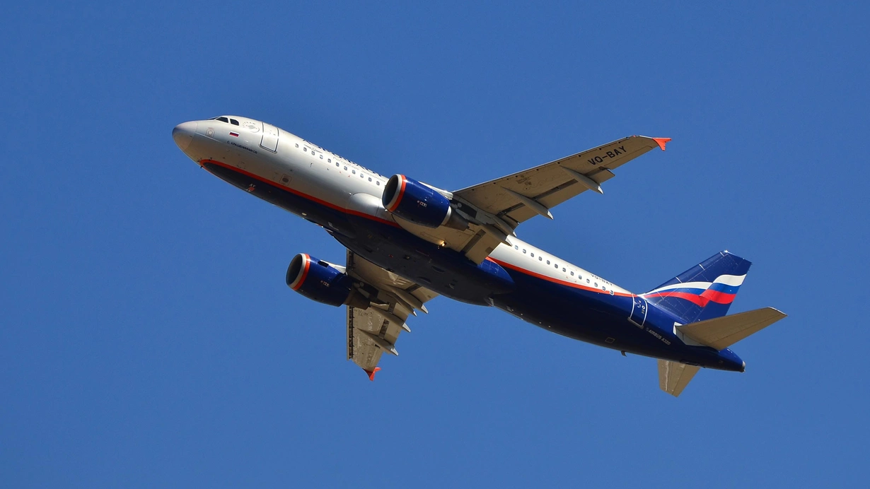 Antalyaya gələn təyyarədə bomba təhlükəsi: Sərnişinlər təxliyyə edilib