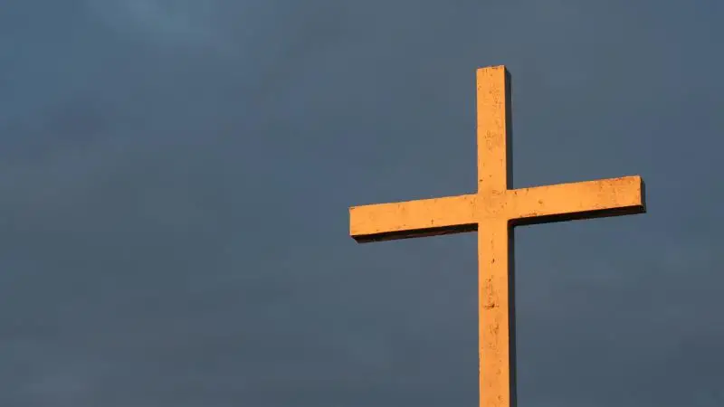 6 yaşlı qız Pasxa bayramı zamanı başına xaç düşərək ölüb