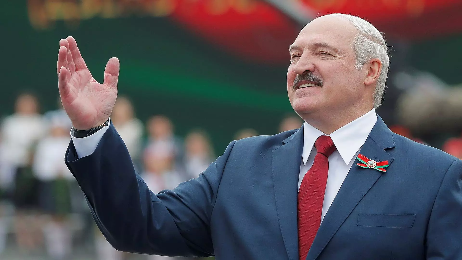 Belarus prezidenti hərbçilərlə görüşüb