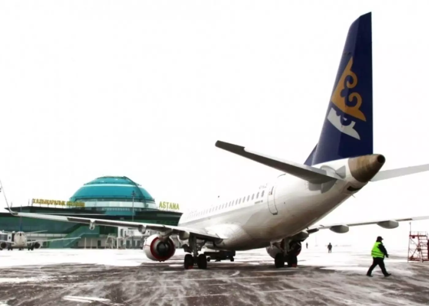 Astanada dolu təyyarələri sıradan çıxardı - Reyslər təxirə düşdü