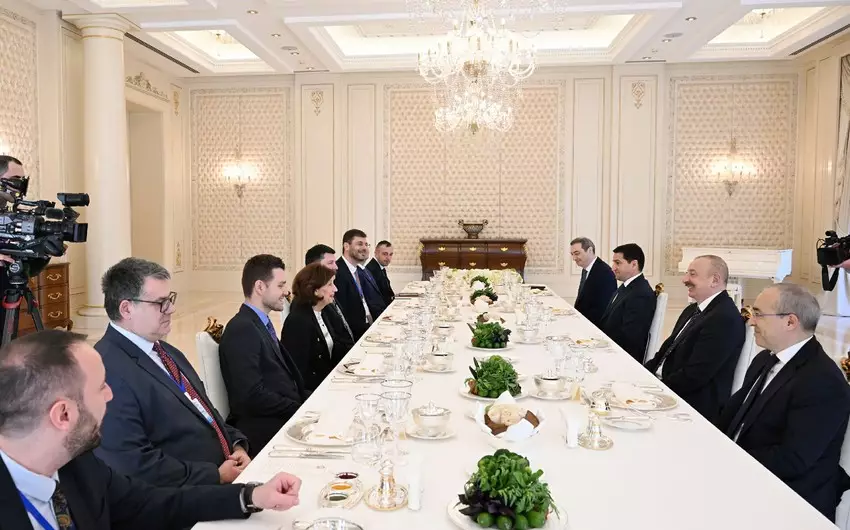 Prezidentlər lanç əsnasında geniş tərkibdə görüşüblər