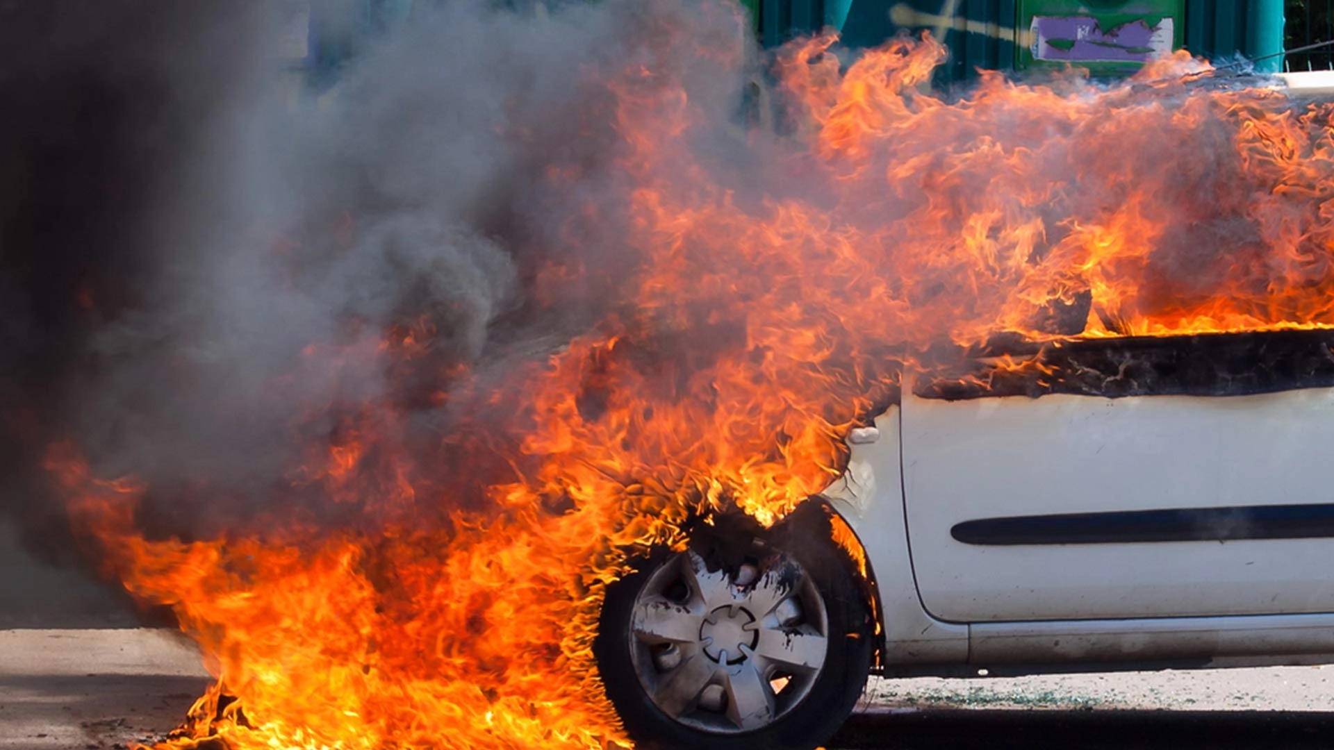Sabunçu rayonunda "Mercedes" yanıb