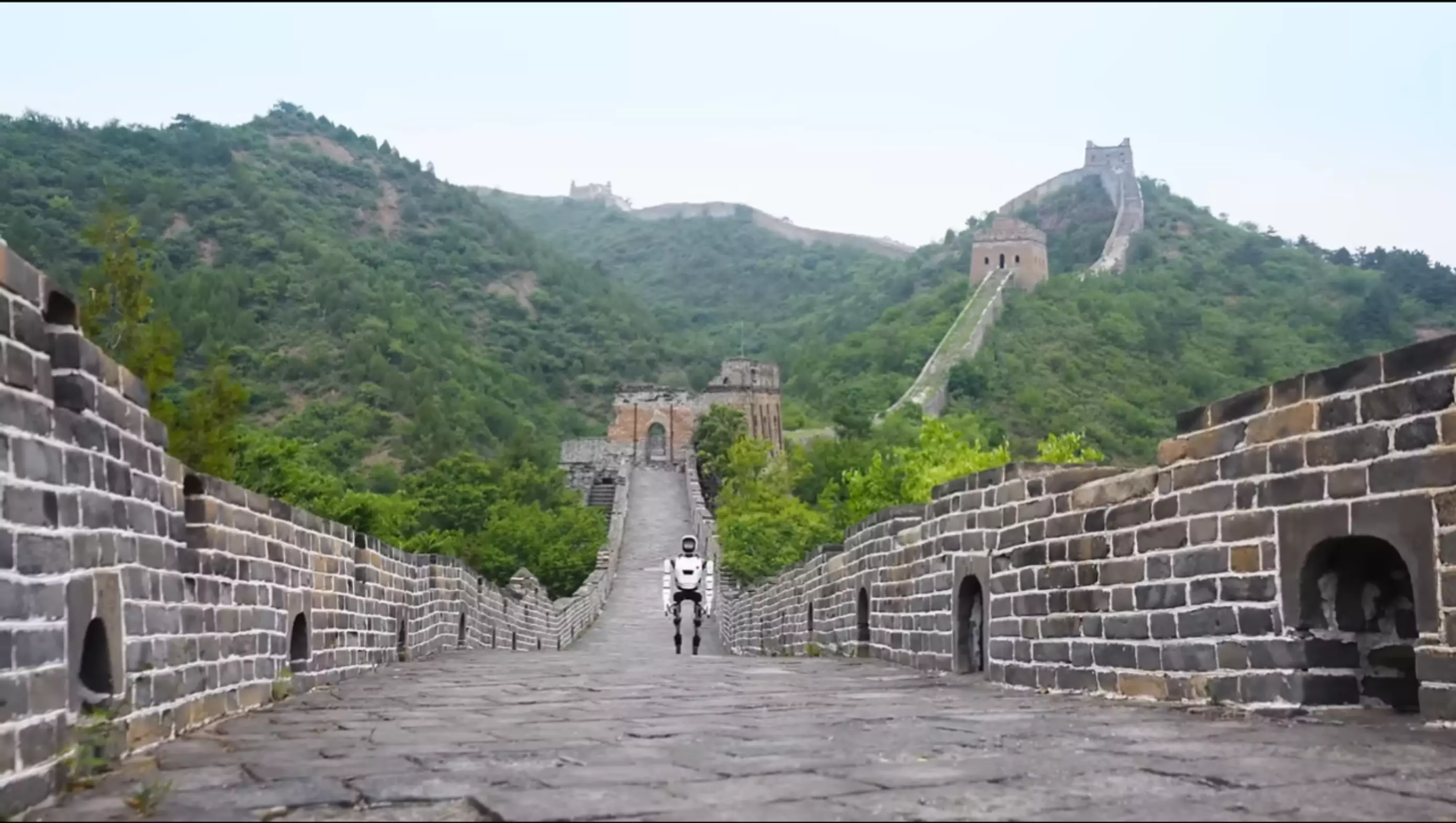 Böyük Çin Səddi ilk dəfə ikiayaqlı robot tərəfindən fəth edildi