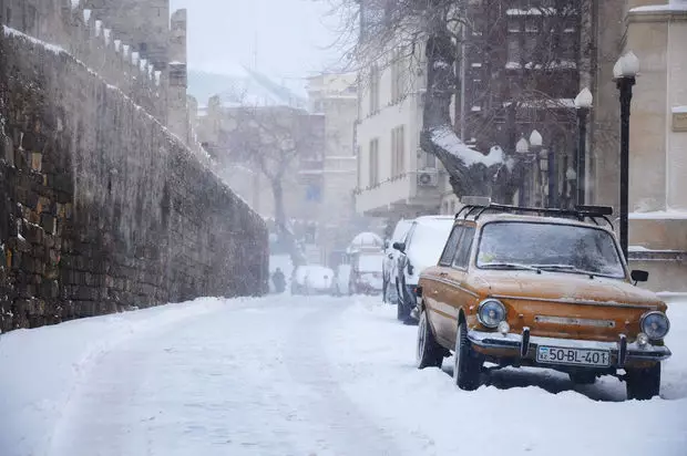Qısa fasilədən sonra yenidən qar yağır