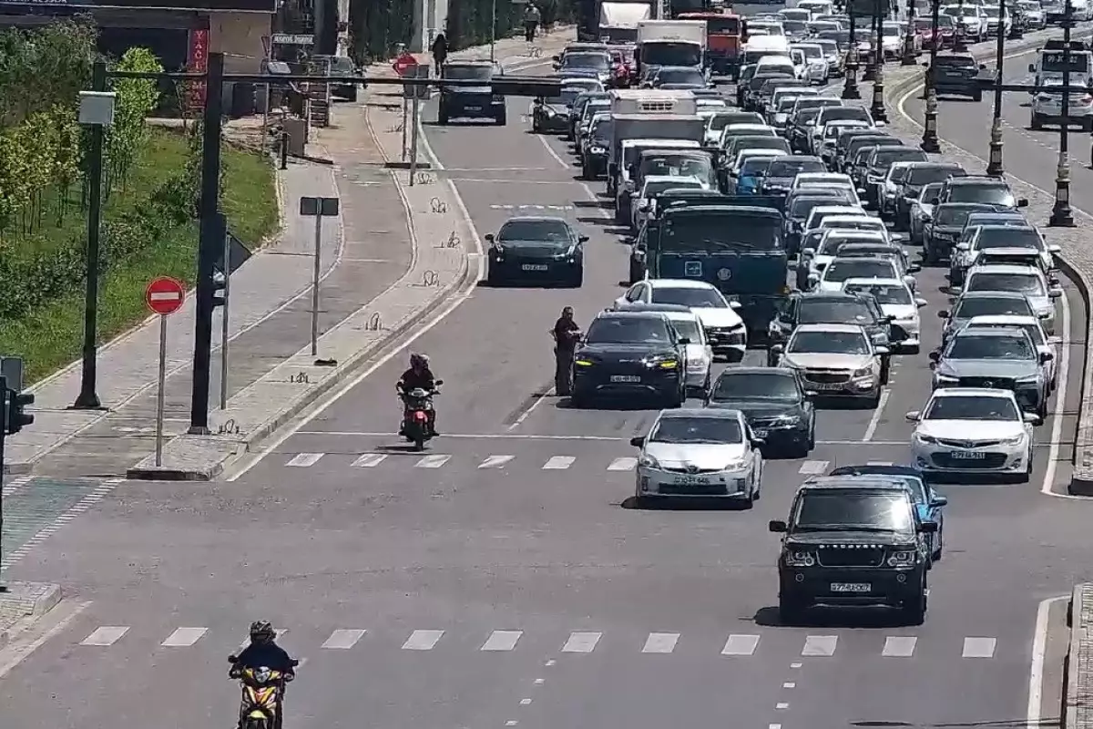 8 Noyabr prospektində qəza olub, sıxlıq yaranıb - FOTO