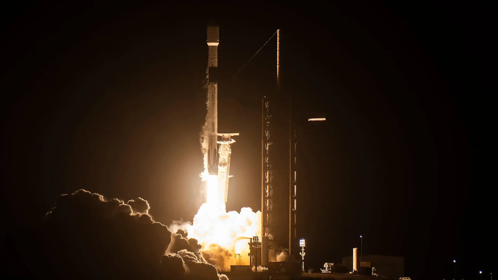 "Falcon 9" raketinin bir hissəsi Aya çırpılacaq