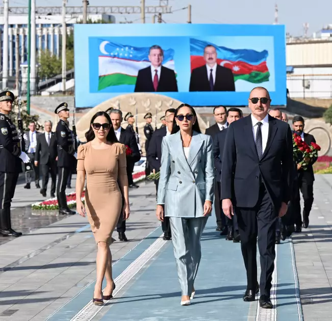 Prezident və birinci xanım Ümummilli Liderin barelyefi önünə gül qoyublar