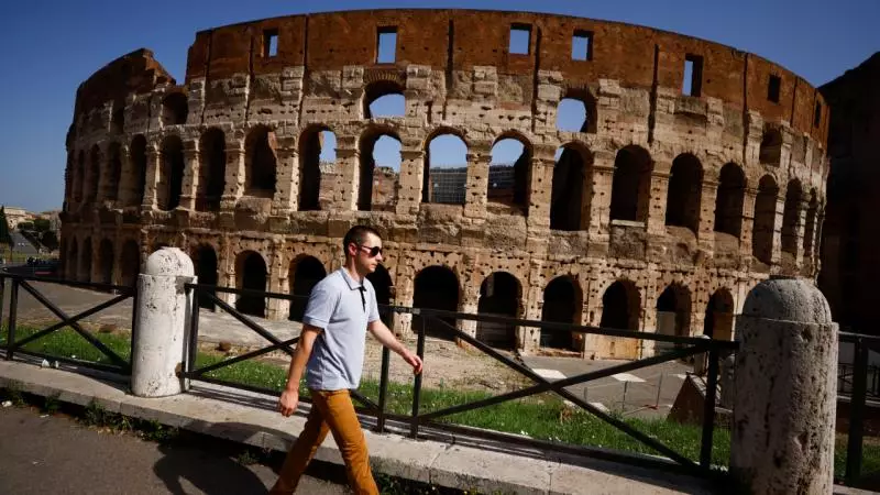 İtaliyada Kolizeyə zərər vuran turist axtarılır