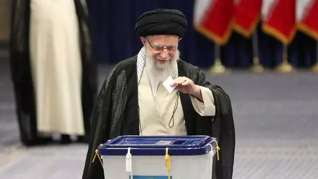 İran lideri seçki məntəqələri açıldıqdan dərhal sonra prezident seçkilərində səs verib