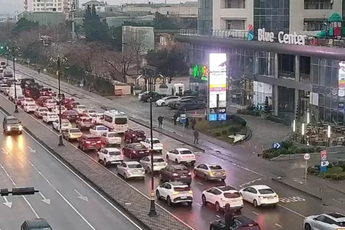 Bakının bir sıra yollarında nəqliyyat sıxlığı yaranıb