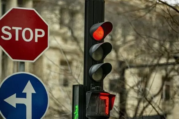 Svetoforun qırmızı işığında keçən və “protiv” sürənlər 100 manat cərimələnəcək