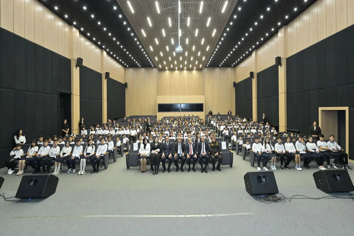 Emin Əmrullayev Şuşadakı 1 nömrəli məktəbdə Bilik Günündə iştirak edib