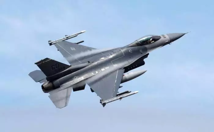 NATO Ukraynaya F-16 qırıcılarının tezliklə təhvil veriləcəyini açıqlayıb