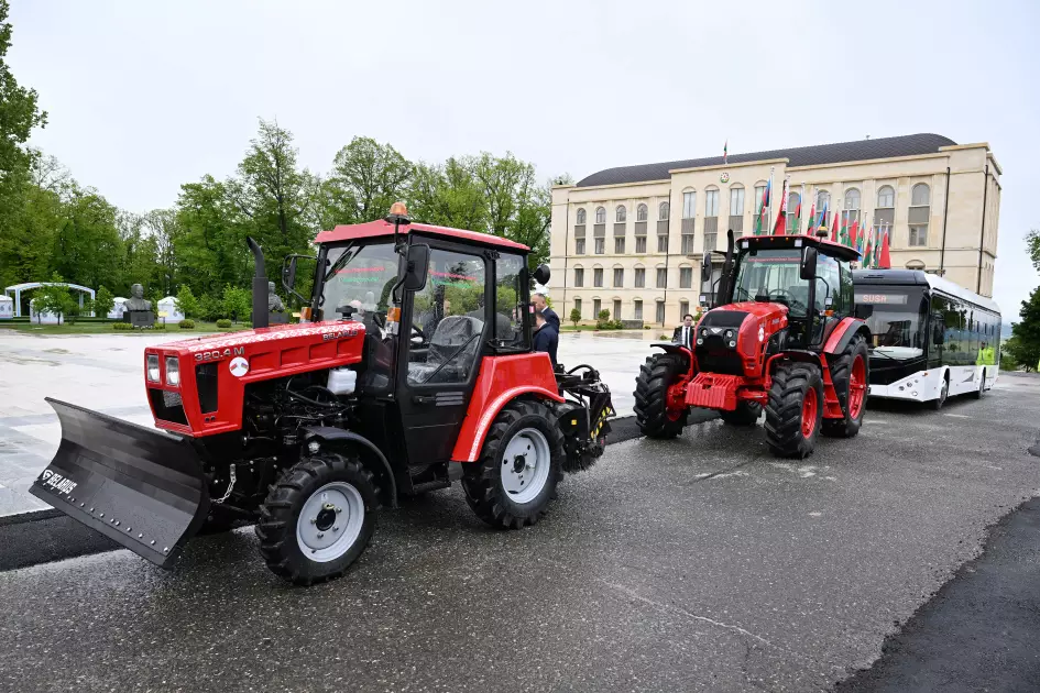 Lukaşenko Şuşa şəhərinə traktor hədiyyə edib
