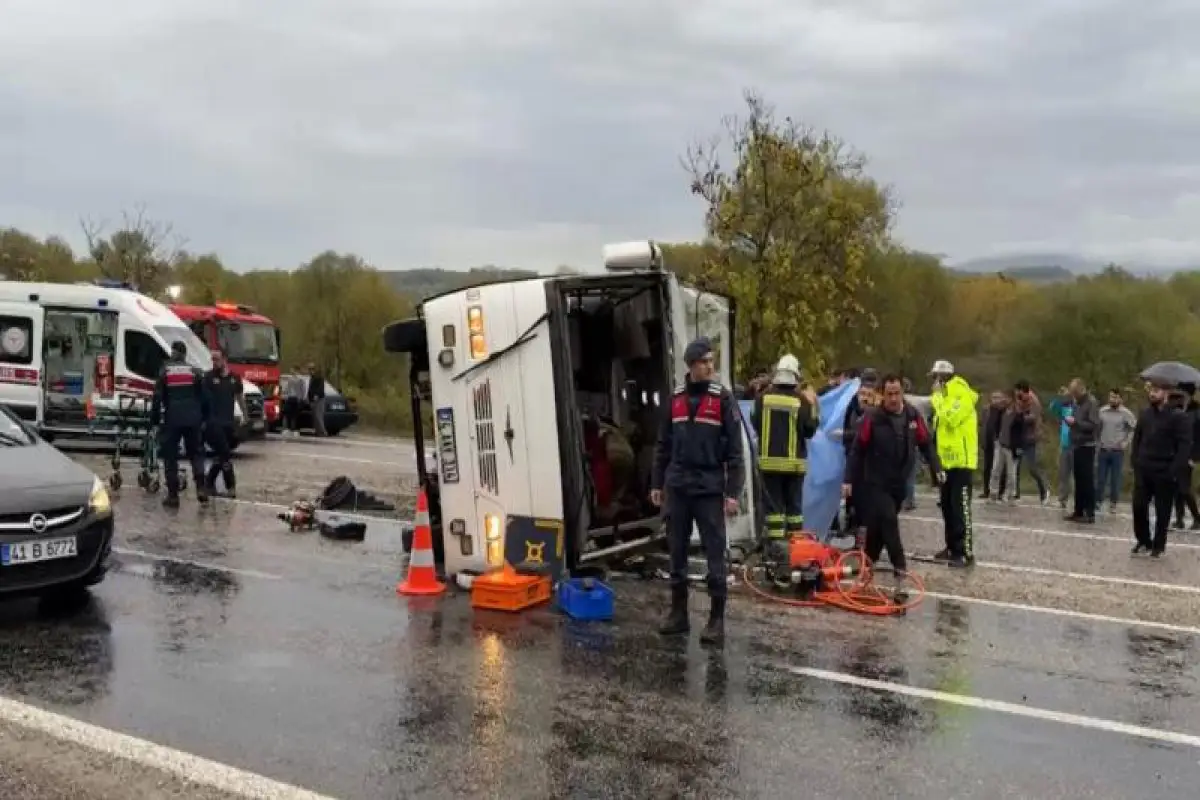 Türkiyədə mikroavtobus aşıb, ölən və yaralananlar var