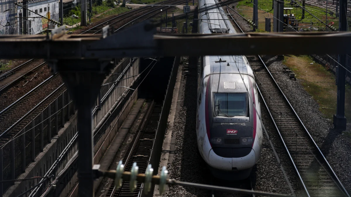 Fransada dəhşətli qatar qəzası: Maşinist öldü, 16 yaralı var