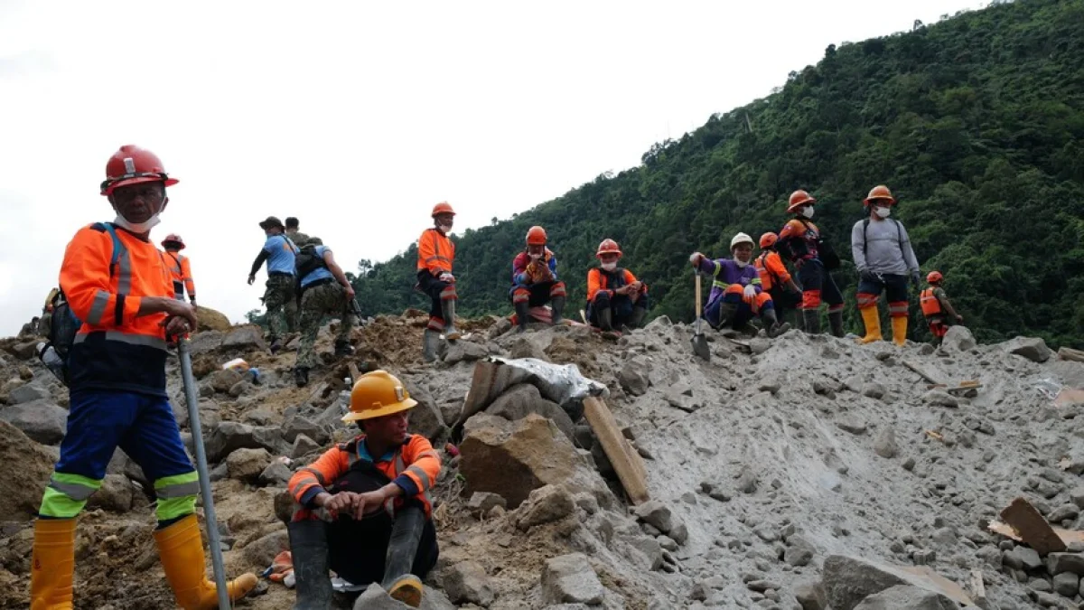 Gas poisoning suspected in deaths of seven miners in the Philippines