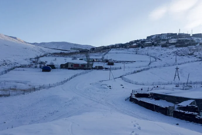 Hava kəskin dəyişdi: Rayonlara qar yağdı