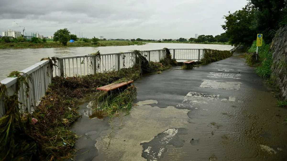 Heavy rain and landslides hit Japan as Typhoon Dujuan approaches
