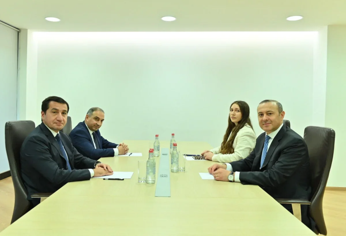 Hikmət Hacıyev Ermənistanda görüş keçirdi - Foto