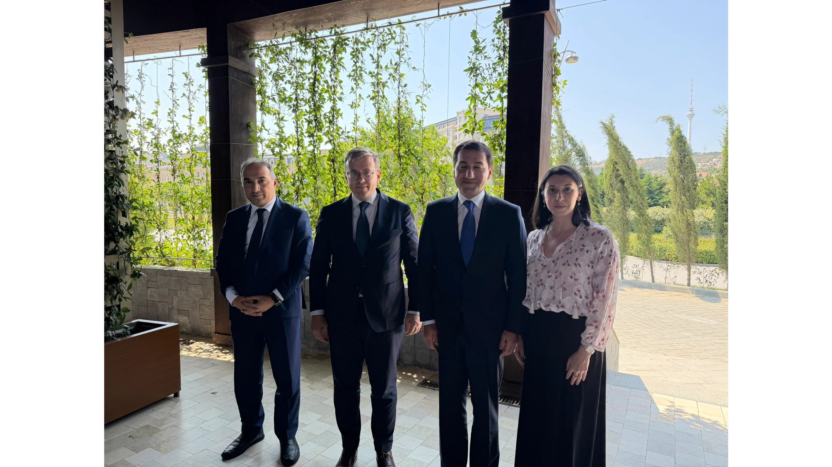 Hikmət Hacıyev Fransa rəsmisi ilə ikitərəfli əlaqələri müzakirə etdi