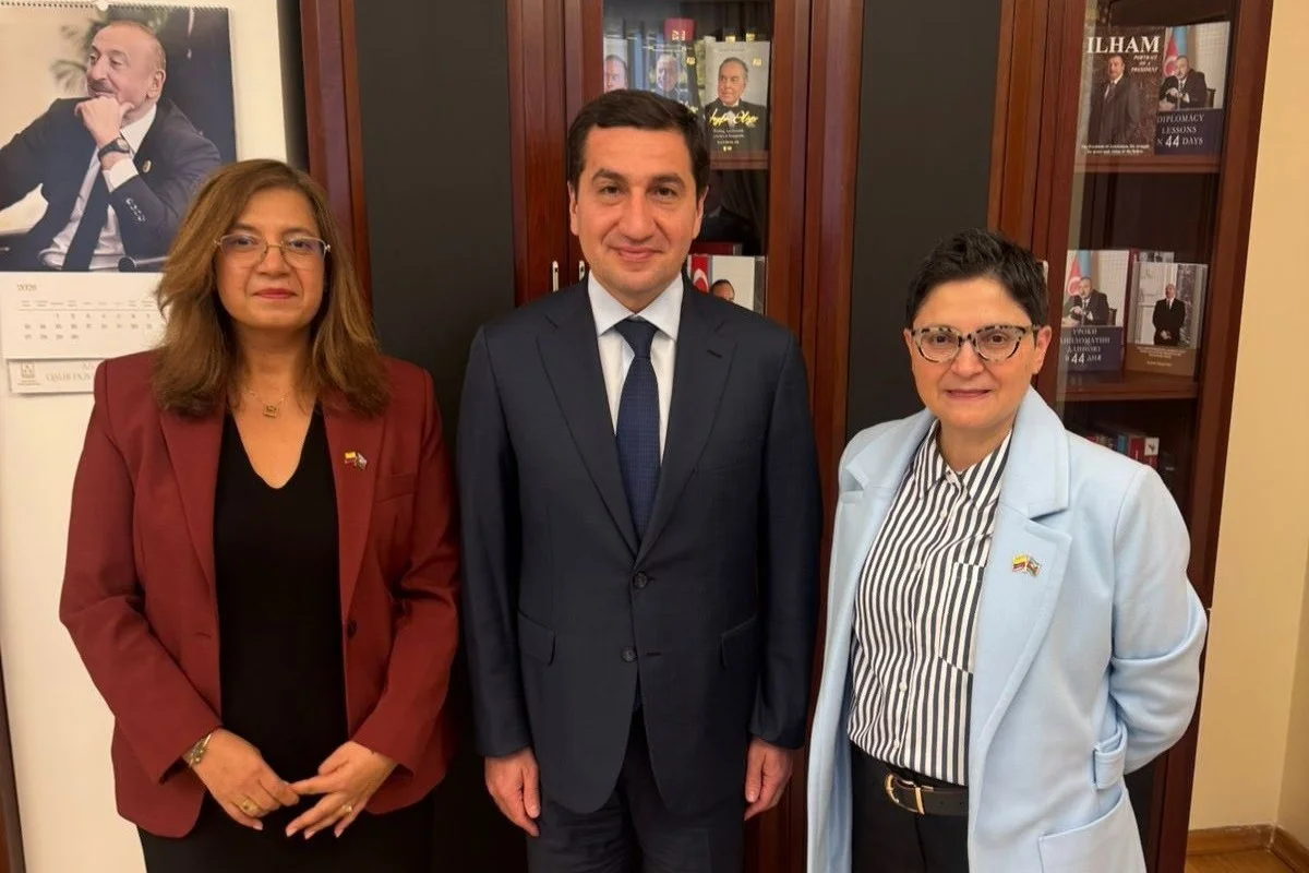 Hikmət Hacıyev Kolumbiya rəsmisi ilə mina problemini müzakirə etdi