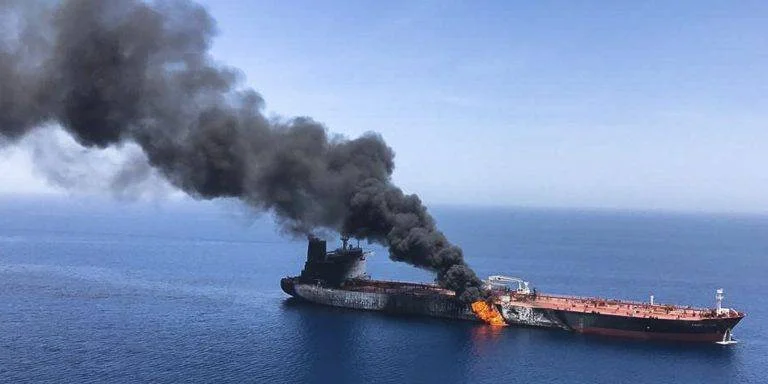 В Ормузском проливе два нефтяных танкера подорвались на минах