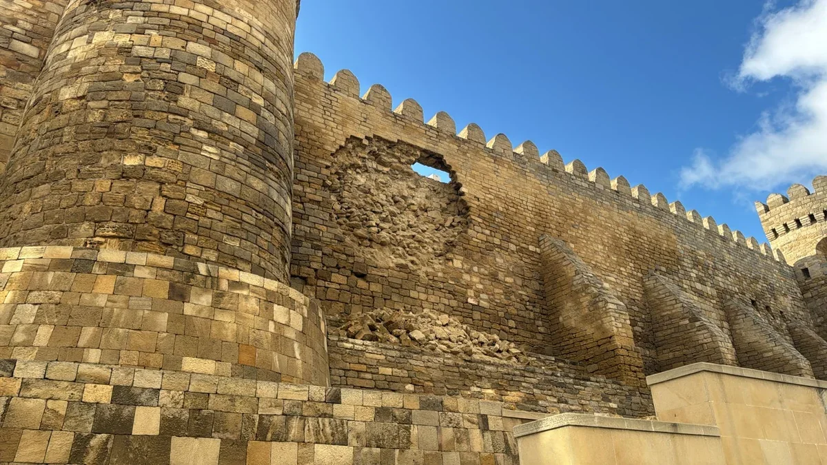 İçərişəhərin qala divarlarının kiçik sahəsində aşınma olub