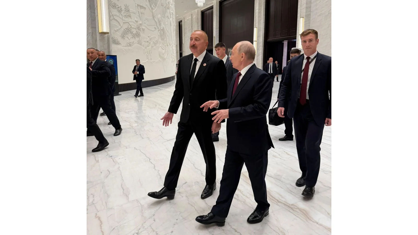 İlham Əliyev Bişkekdə Vladimir Putinlə ayaqüstü söhbət edib