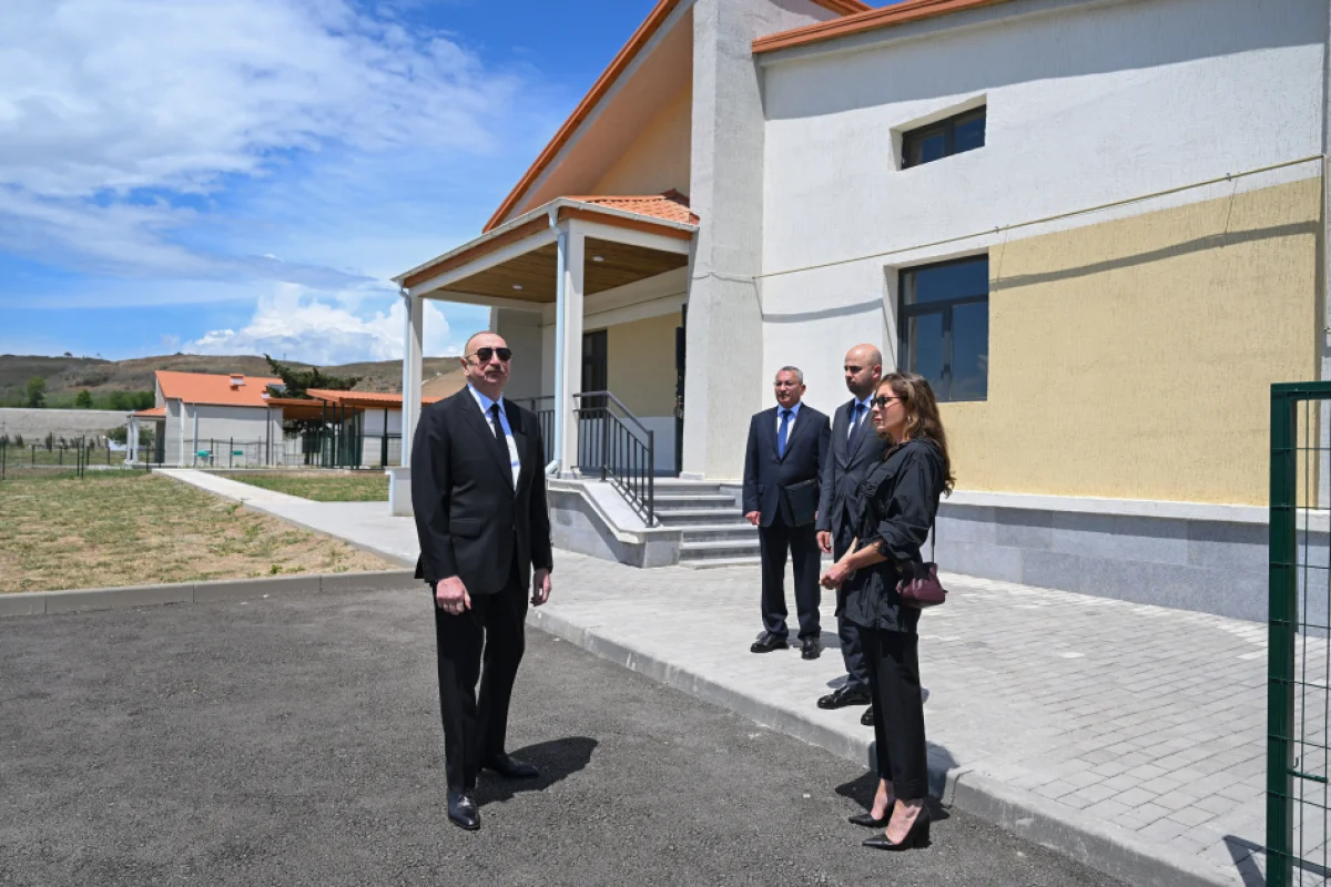 İlham Əliyev Şükürbəyli kəndində yeni evlərlə tanış olub